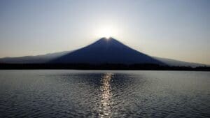 富士山水素（Made In Japan）１個を背景に、湖の上に太陽が輝いています。