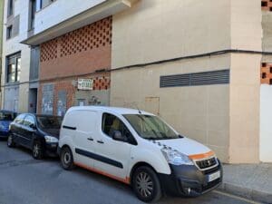 スペイン・カステリョンの商業用不動産が建物の前に駐車されています。