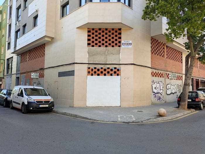 スペイン（スペイン）の前にスペイン・カステリョンの商業用不動産が駐車されている商業ビル。
