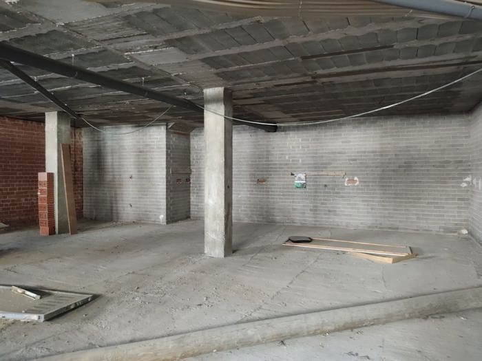 スペイン・カステリョンの商業用不動産にあるコンクリートの壁とコンクリートの床の空き部屋。