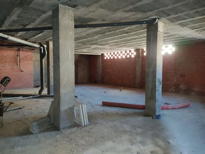 コンクリート柱の空いた部屋、スペイン・カステリョンの商業用不動産。