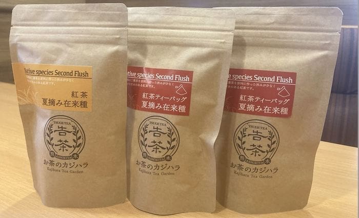 和紅茶（３袋セット）産地熊本県キャンペーン価格（送料込み）がテーブルの上に３袋。