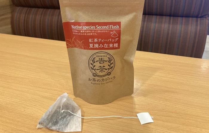 熊本県のテーブルに置かれた和紅茶（３袋セット）産地熊本県キャンペーン価格（送料込み）の袋。