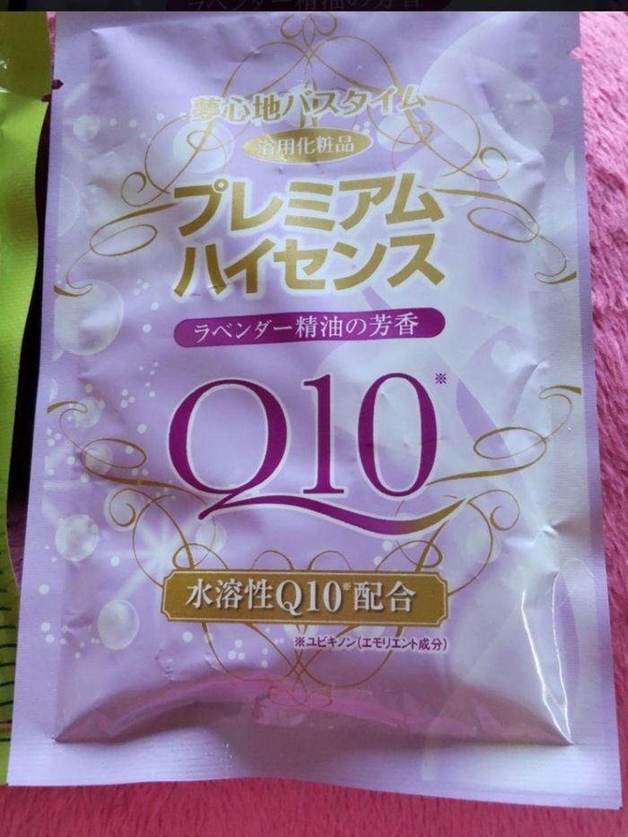 「Q10」のプレミアムラベンダーをテーマにしたパッケージには、日本語の文字や花柄のグラフィックをあしらい、プレミアムなハイセンスを演出し、体験をワンランクアップさせます。完璧な分量で、薬用入浴剤の効果をほのめかした高級な分包に似ています。.