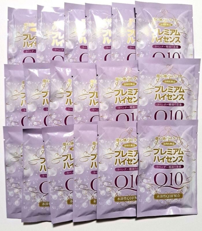 薬用入浴剤を平面上に格子状に配置した、日本語の文字とQ10のラベルが付いたスキンケア製品の複数パック。.