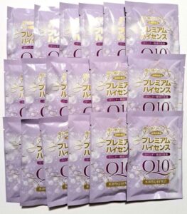 薬用入浴剤を平面上に格子状に配置した、日本語の文字とQ10のラベルが付いたスキンケア製品の複数パック。.