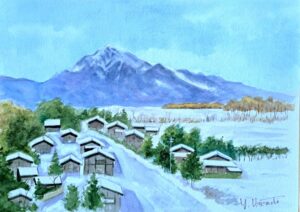 木々に囲まれ、道路沿いに小さな家が並ぶ雪の村。背景には快晴の青空の下、甲斐駒ヶ岳がそびえ立っています。静かな情景が冬の風景水彩画の魅力を呼び起こします。.
