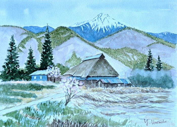 茅葺き屋根の家、咲く低木、木々が描かれた山の麓の田園風景を描いた水彩画。背景には、淡い青空の下、雪を頂いた山々の間に常念岳がそびえ立っており、刺激的な風景水彩画です。.