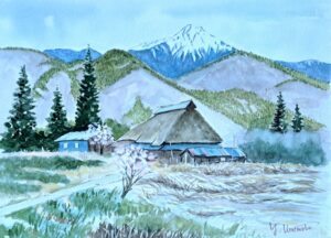 茅葺き屋根の家、咲く低木、木々が描かれた山の麓の田園風景を描いた水彩画。背景には、淡い青空の下、雪を頂いた山々の間に常念岳がそびえ立っており、刺激的な風景水彩画です。.