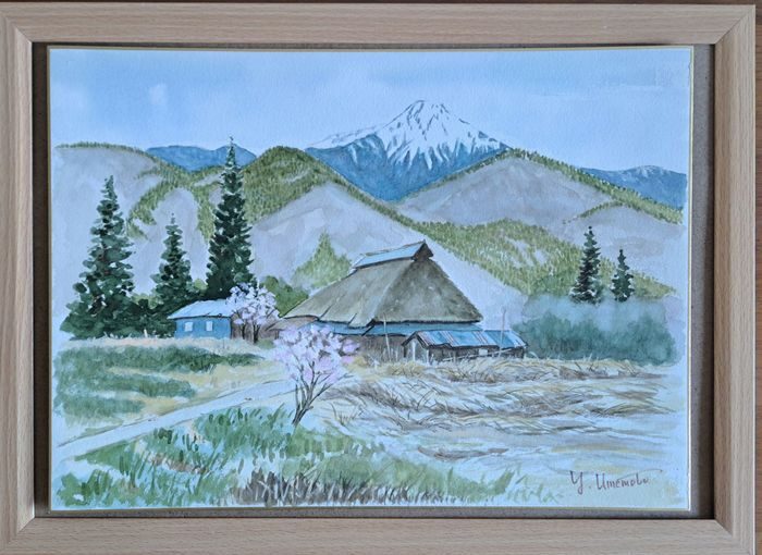 額装された風景水彩画は、澄んだ青空の下、茅葺き屋根の家、花の咲く木々、松の木、雪を頂いた常念岳などの山麓の田園風景を描いています。.