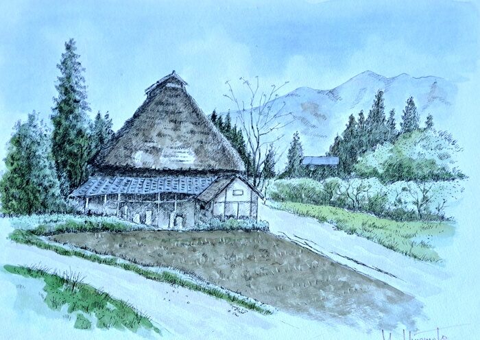 青空の下、常念岳を背景に木々と緑に囲まれた山麓に佇む急な茅葺き屋根の素朴な農家を描いた水彩画。.