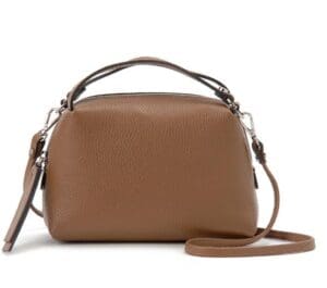 GIANNI CHIARINI（ジャンニ キアリーニ）の「ALIFA（アリファ）」ラインから、トップにショートハンドル、取り外し可能なロングショルダーストラップが付いたブラウンの小ぶりな質感のレザーハンドバッグが登場。.