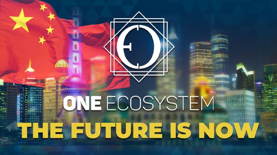 中国の国旗、幾何学的な図形、白と黄色の太字で書かれた「ONE ECOSYSTEM THE FUTURE IS NOW（未来は今、ひとつのエコシステム）」の文字が躍動する夜の街のスカイライン。.