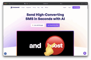 インスタセント（Instasent）のホームページには、AIを使って数秒で高コンバージョンのSMSを送信するという見出しがある。グーグルとの提携や無料で始めるためのボタンがあり、さらに漫画の手が指し示す大きな赤い投稿ボタンがある。.
