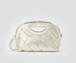 メタリックゴールドのキルティングが施された小さなPELICOハンドバッグ。トップハンドルの切り込み、ゴールドのファスナー、取り外し可能なショルダーストラップ付き。.