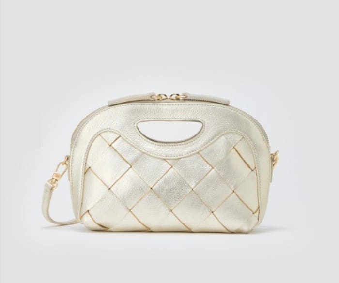 メタリックゴールドのキルティングが施された小さなPELICOハンドバッグ。トップハンドルの切り込み、ゴールドのファスナー、取り外し可能なショルダーストラップ付き。.
