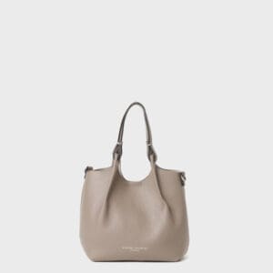 トープレザーのジャンニキアリーニ ハンドバッグ。ライトグレーの無地を背景に、2つのハンドルとミニマルなデザインが映えます。底面近くには小さな白い文字でブランド名がエンボスされています。.